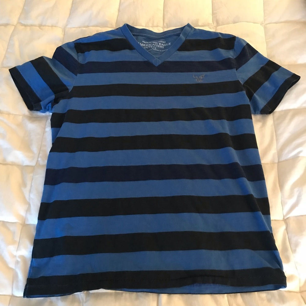 American Eagle v-neck tee
